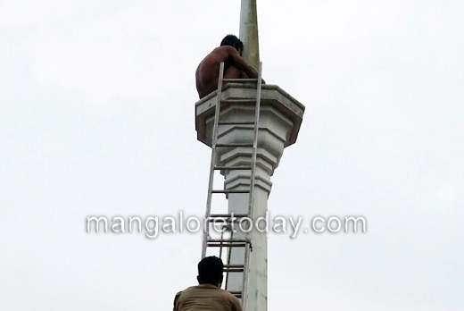 Mentally ill youth climbs mosque minaret